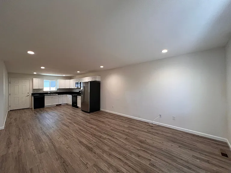 565-567 Churchill (Duplex) — Photo 6