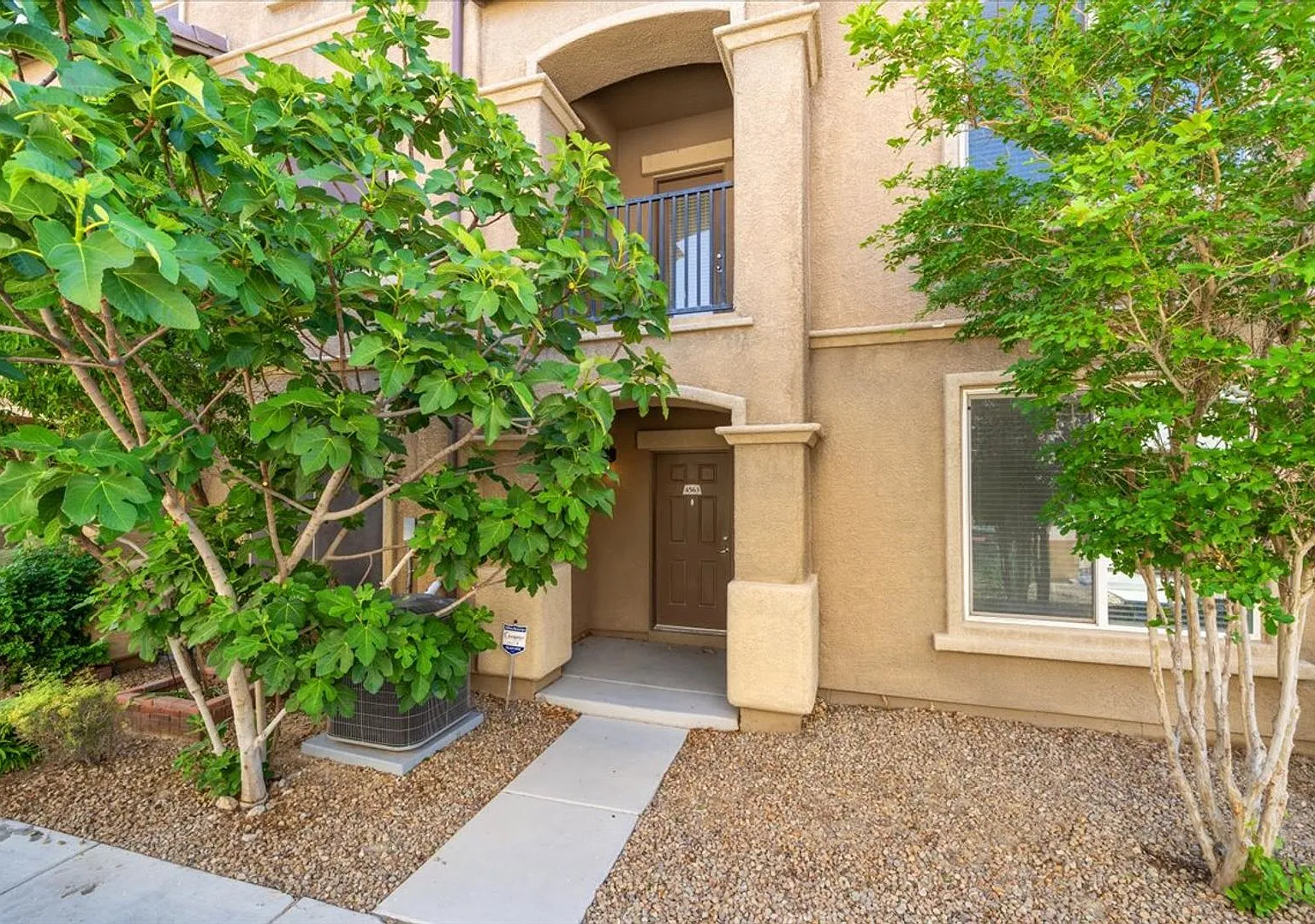 Multiple Living Spaces, Dual Primary Suites in 4 Bd 3.5 bth 2 Car Garage — Photo 1