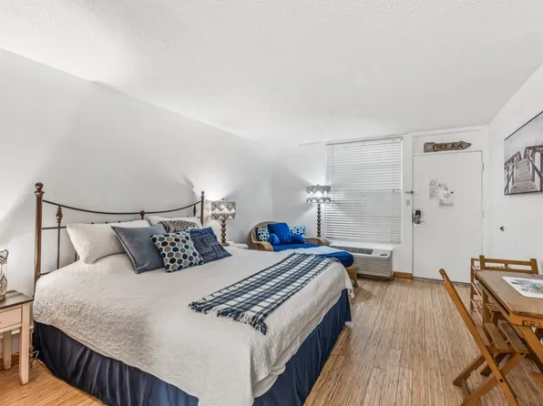 2555 9th St N Unit 240, Naples, FL 34103