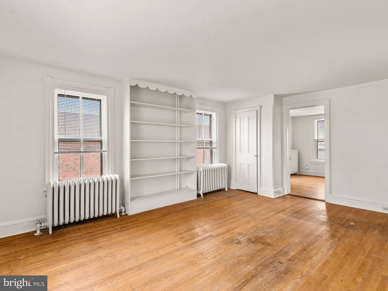3 bed, 1.0 bath, 2437 sqft, $2,300 — Photo 4