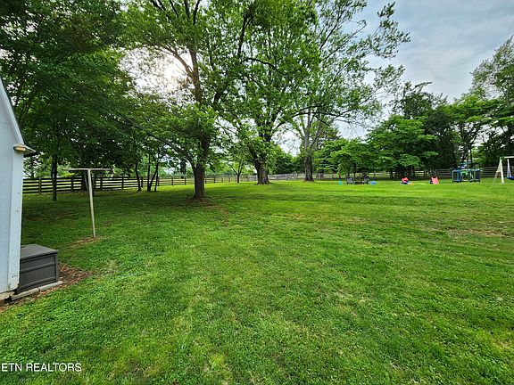 4th image of 1081 Dewitt Dr