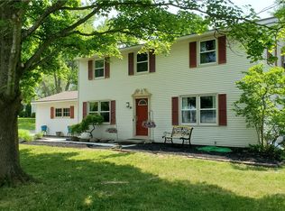 30 Maple Leaf Cir, Penfield, NY