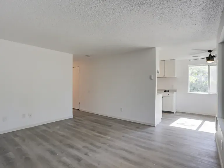 10225 To 10257 Ne Fremont St — Photo 3