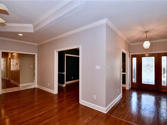 4th image of 910 W Shore Dr