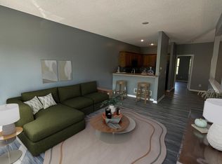 715 S Woodson Ln, Gardner, KS 66030