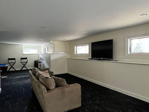 Entry floor sitting area 