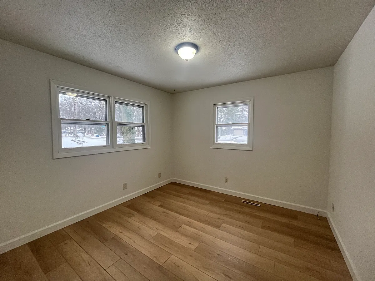 Building Photo - 2 bed, 1.0 bath, $1,300