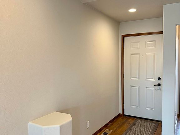 2nd image of 843 W Woodlawn Dr