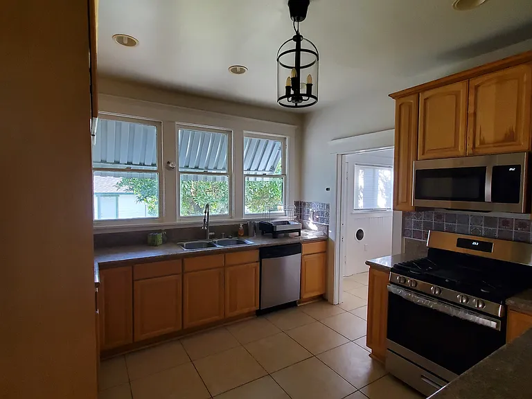 103 S Ardmore Ave — Photo 5