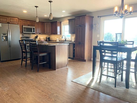 4th image of 122 Evergreen Ln