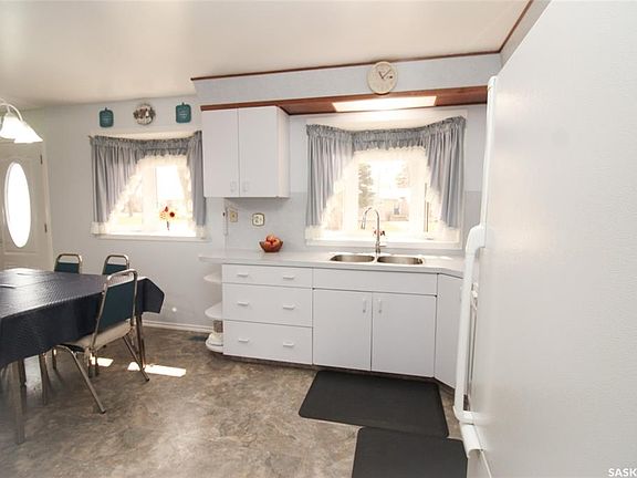 3rd image of 435 3rd AVENUE E