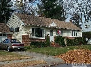 862 Kallas Ct, Valley Stream, NY 11580