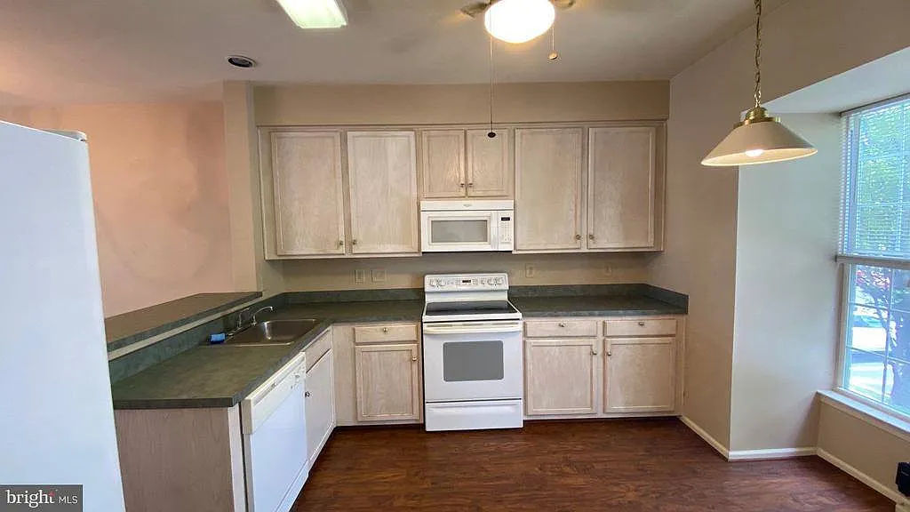 3 bed, 2.5 bath, 1372 sqft, $2,450 — Photo 3