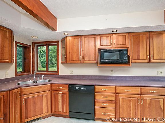 5th image of 8210 Bush Dr NE