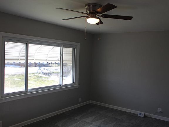 4th image of 33 Calumet Ln