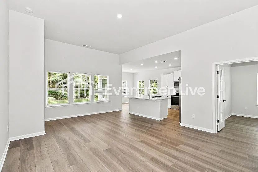 3 bed, 2.0 bath, 1742 sqft, $1,995 — Photo 2