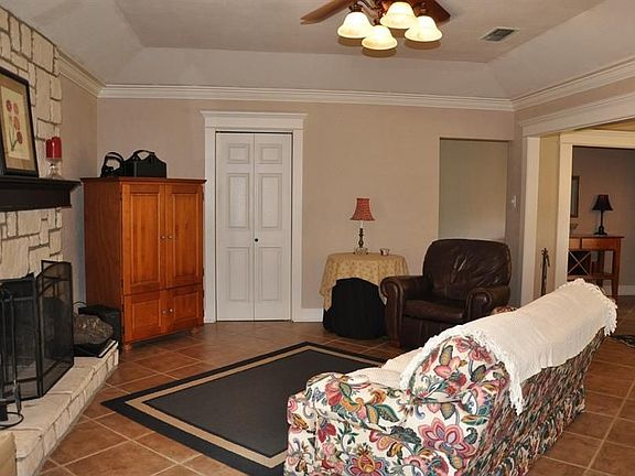 2nd image of 720 Oxford Cir
