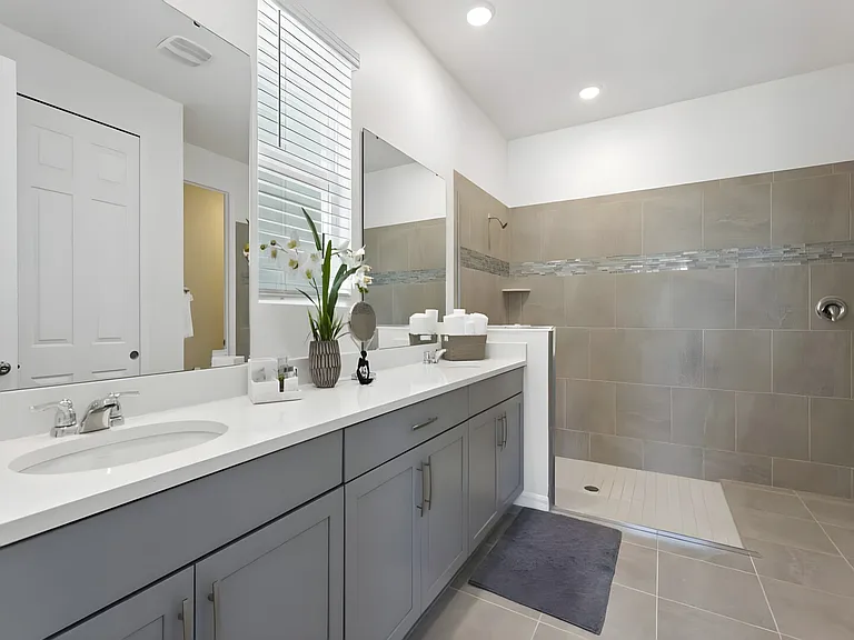 Tropical Palms Cir — Photo 28