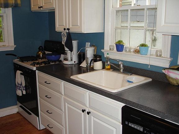 Kitchen w/gas range, dishwasher.