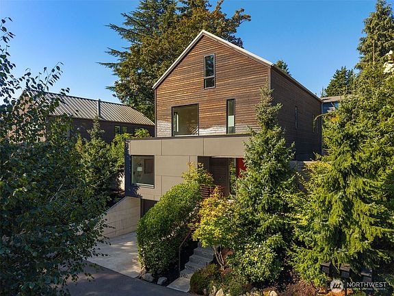 2nd image of 6015 53rd Avenue NE
