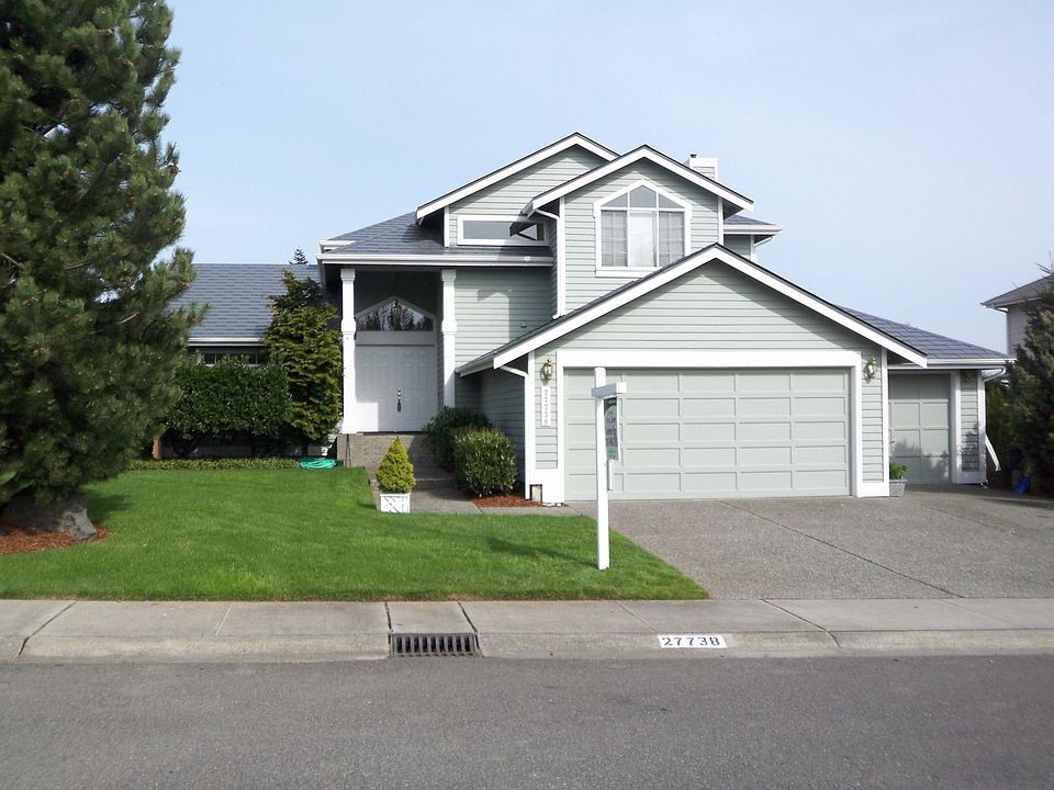 Front exterior w/3 c garage
