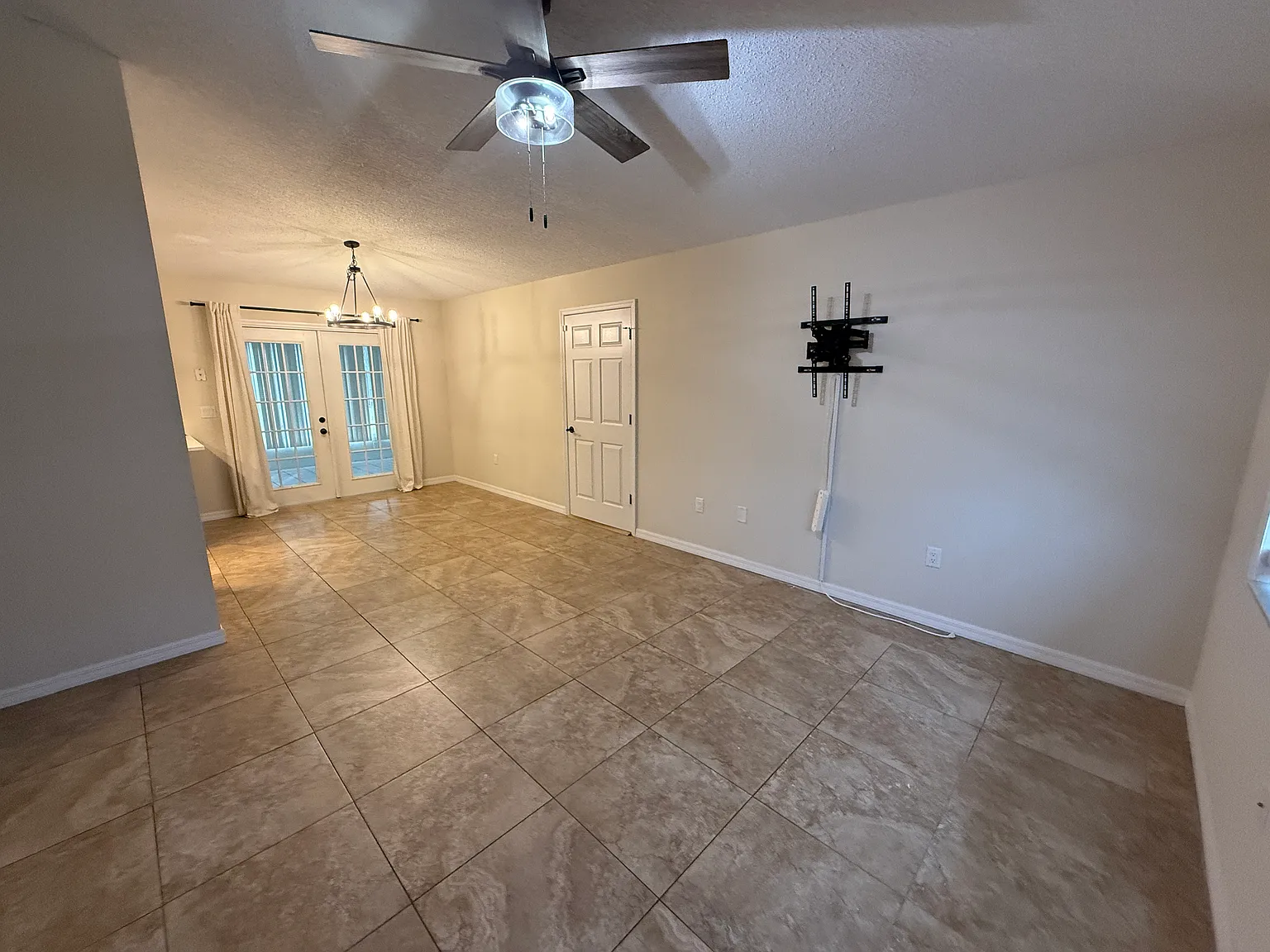 3 bed, 1200 sqft, $2,100 — Photo 4