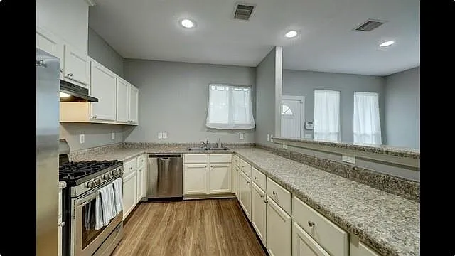 5215 Kingsbury St — Photo 9