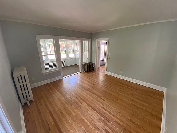 3rd image of 810 Greenwood St
