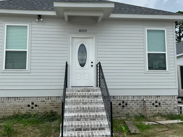 8539 Valor Dr, Chalmette, LA 70043