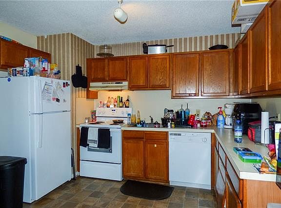 4th image of 804 32nd Street Dr NE