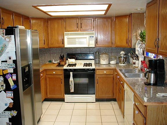 kitchen w/granite counters