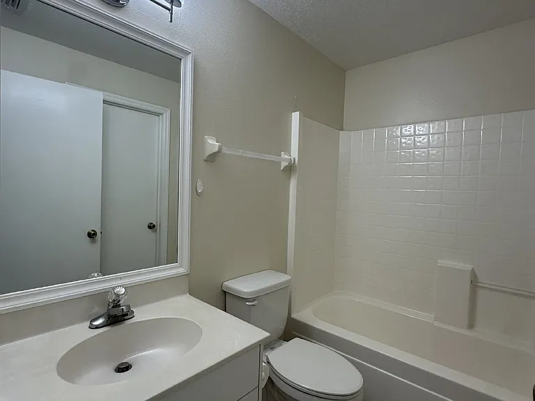 2074 Foxwood Dr — Photo 5