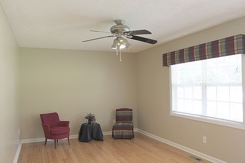 4th image of 977 Park Cir