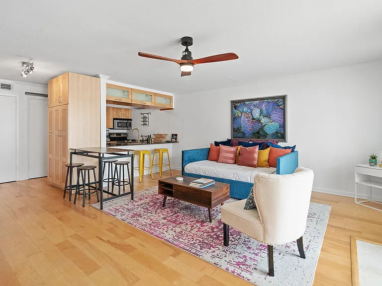 1818 S Lakeshore Blvd #8 — Photo 2