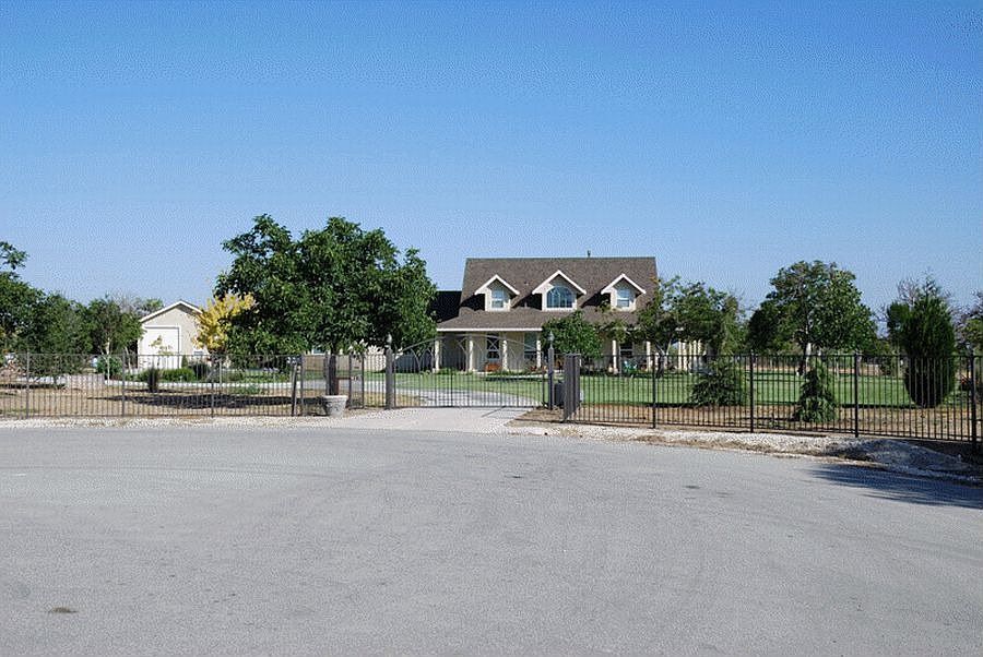 House from cul-de-sac