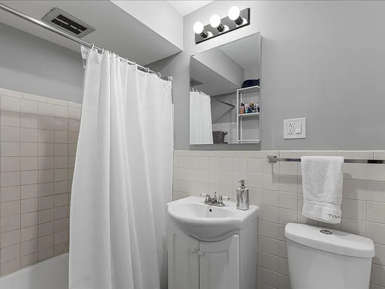 Renovated apartment with pool and parking — Photo 17