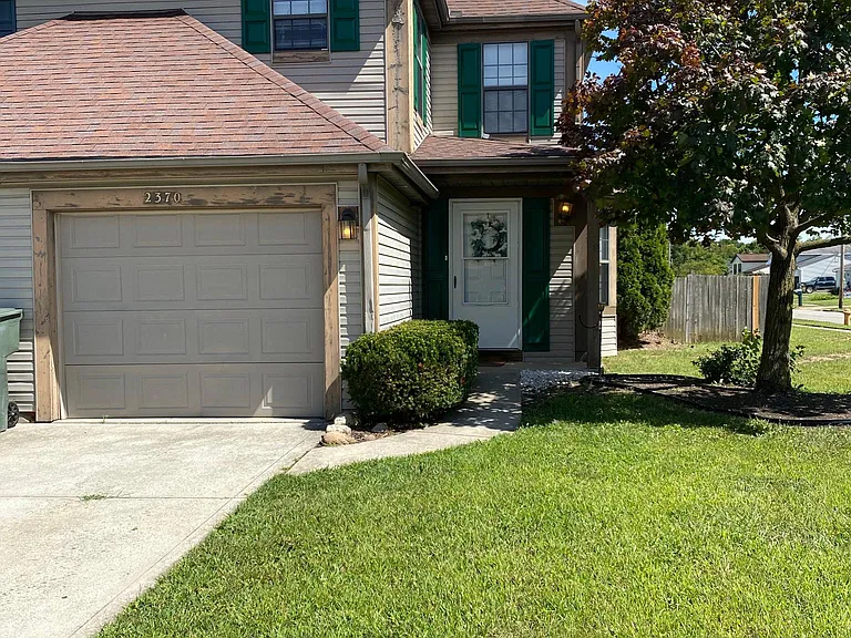 Condo w attached 1 car garage