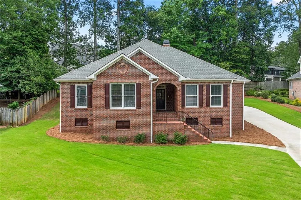 4 bed, 2.5 bath, 2096 sqft, $4,000 — Photo 1