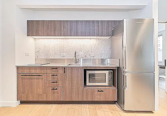 4th image of 84 William St #918