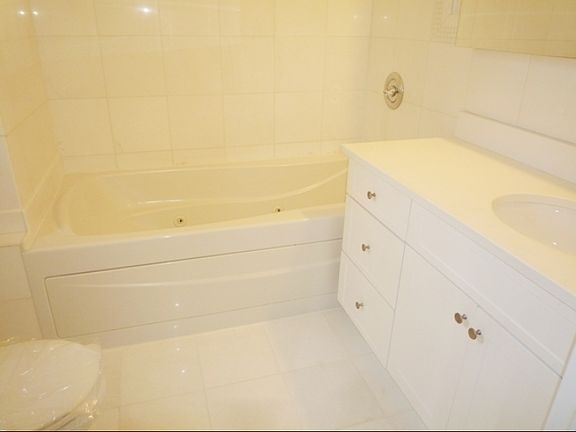 3rd image of 210 E 68th St APT 6D