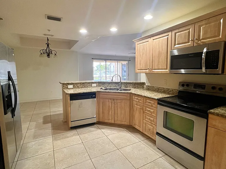 710 SW 47th St #203 — Photo 1