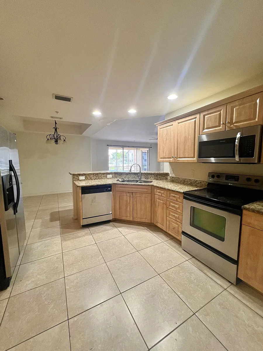 Building Photo - 724 SW 47th St #106