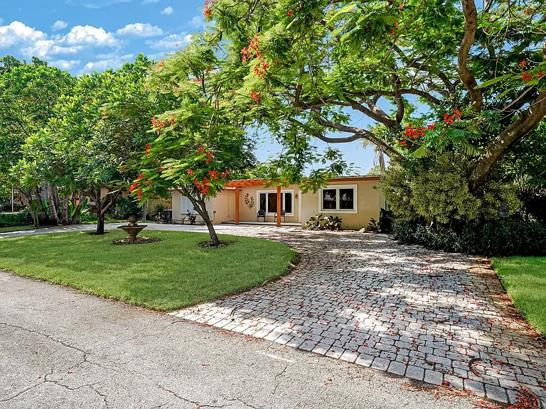 401 NW 21st Ct — Photo 43