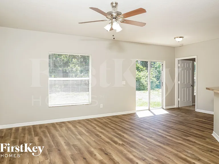 3958 N Chamberlain Blvd — Photo 4