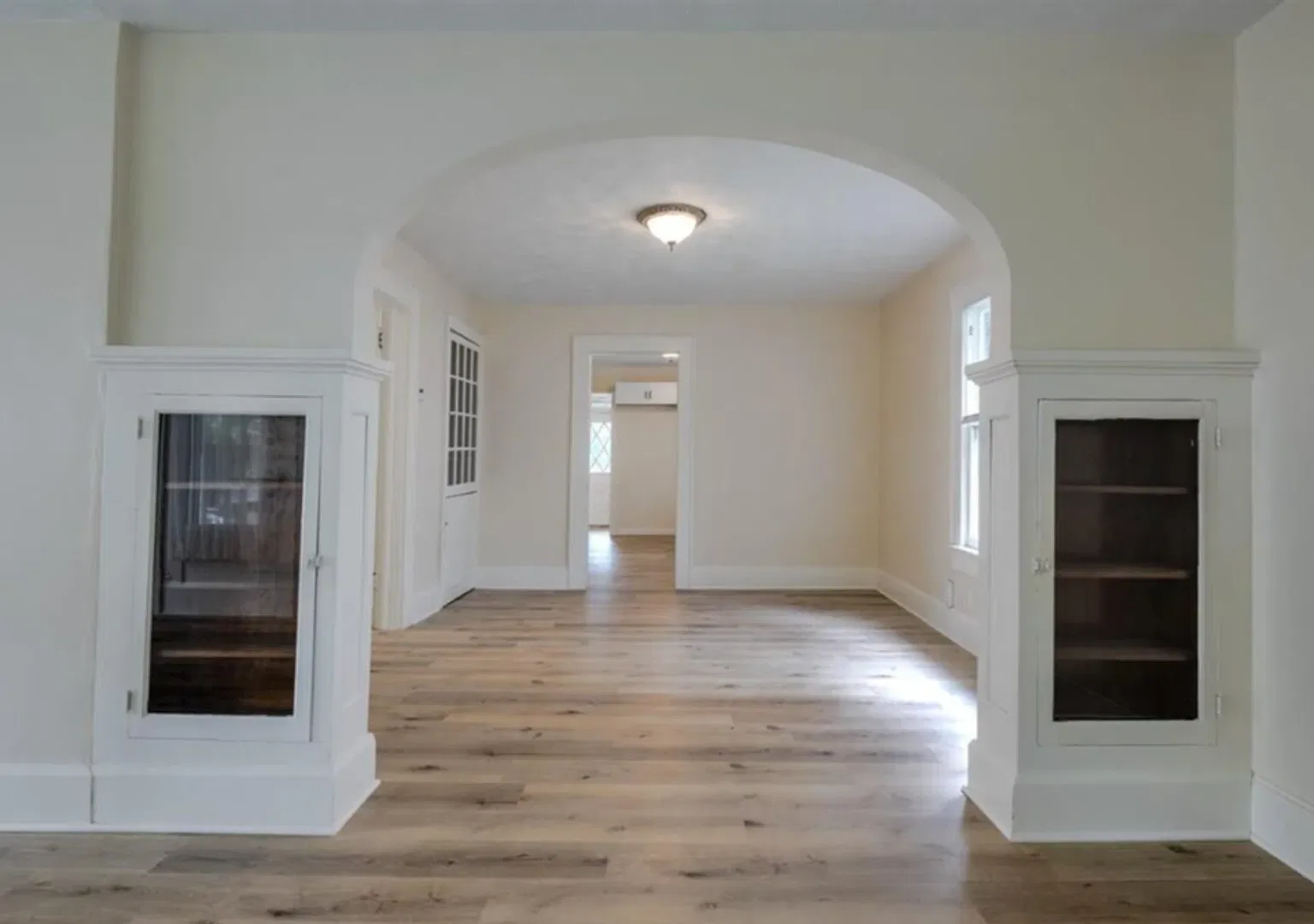 Bright & Inviting 2 Bedroom 1 Bathroom Bungalow — Photo 4