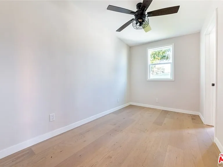 1435 W 71st St — Photo 17