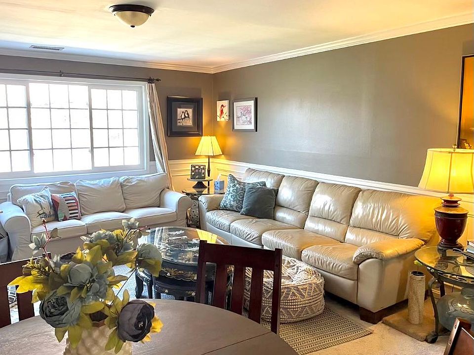 Spacious Living Room/Dining Combo