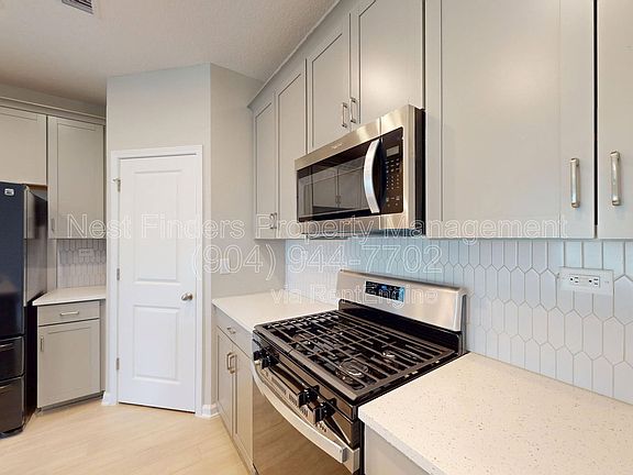 4th image of 427 Brandon Lakes Dr