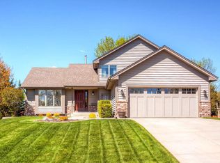 1117 Overlook Dr, Chaska, MN 55318