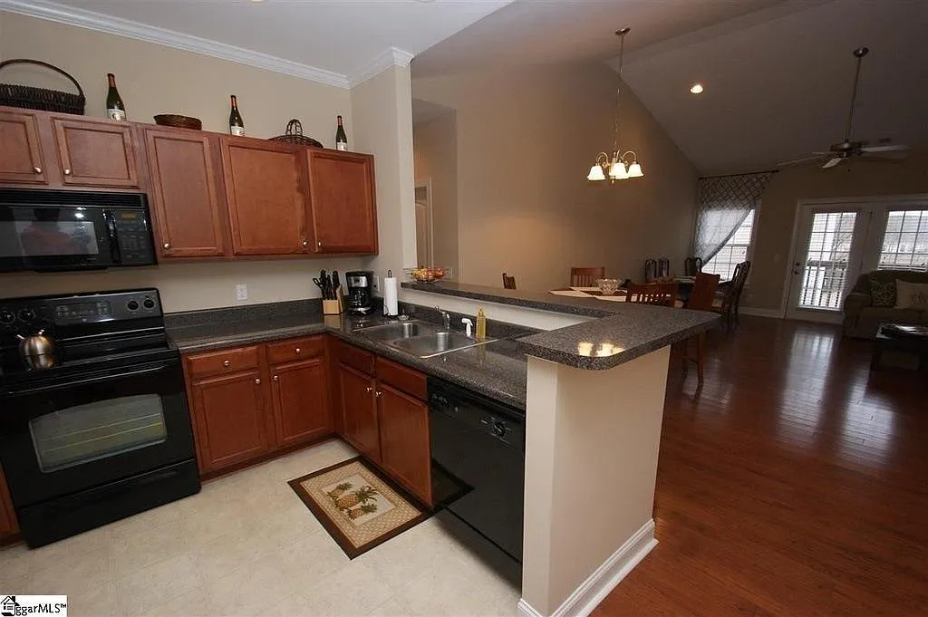 3 bed, 1475 sqft, $1,700 — Photo 2